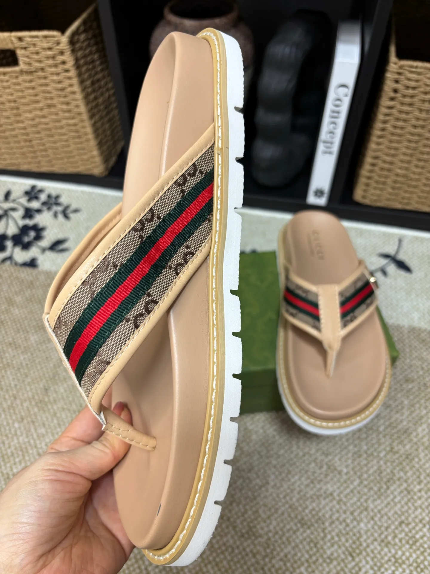 Factory 💰 300 yuan Gucci slippers] high-end men's shoes brand official website 1:1 latest masterpiece: original mold customization, the fabric is made of imported original materials, upgraded outsole, lighter and non-slip. The market's top quality, simple yet tasteful, a must-have for fashionistas, fashionable at your feet, full of confidence, the same style at the counter 👍The season of summer slippers is here. Code: 38-45 (45 customized)